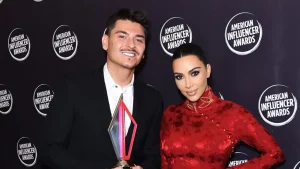 ماریو ددیوانوویچ در کنار کیم کارداشیان در مراسم اهدای جوایز American Influencer Awards